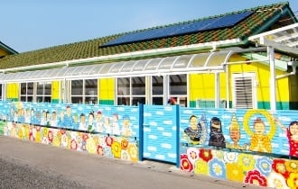 園の壁絵は佐賀市出身アーティストミヤザキケンスケさんの作品です。